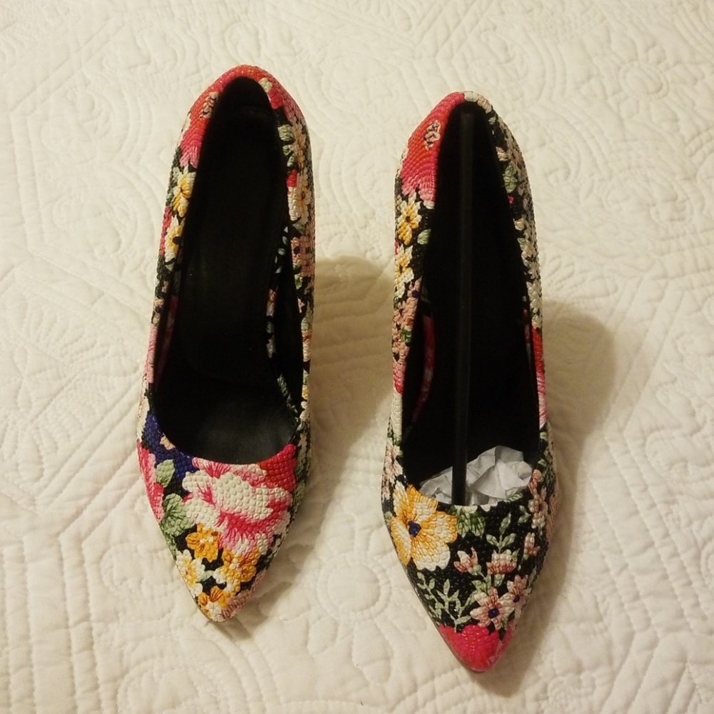 Shoes - Picture 2 of 4